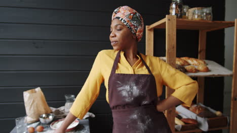 Porträt-Einer-Fröhlichen-Afroamerikanischen-Bäckerin-In-Der-Küche